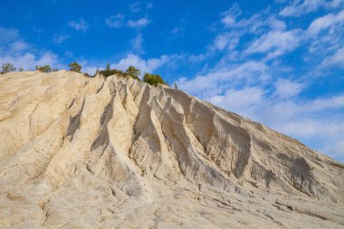 Terk edilmiş taş ocağı kum tepelerinde. Sonbahar sahne, Estonya