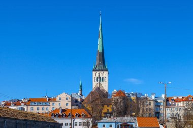 Güzel St Olaf kilise ve evler eski Tallinn