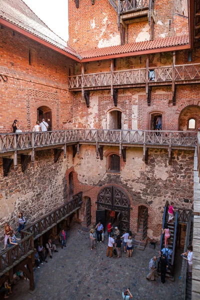 TRAKAI, LITUANIA 22 AGOSTO 2015. Cortile del castello medievale e turisti a piedi — Foto Stock