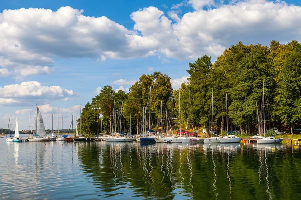 トラカイ, リトアニア - 2015 年 8 月 22 日: ガルベ湖の水に反映して素敵な yahts、人々 は夏の日をお楽しみください — ストック写真