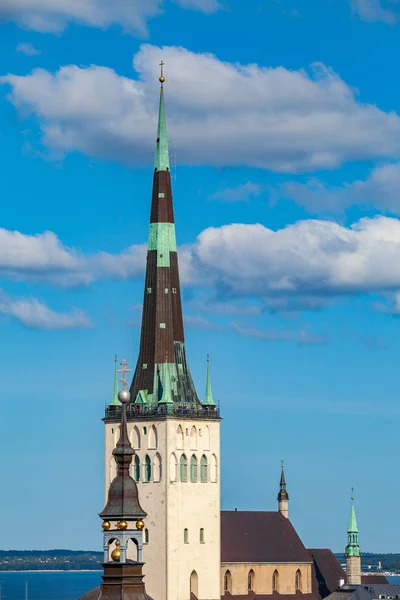 Церковь Святого Олафа в старом городе Таллинна, Эстония — стоковое фото