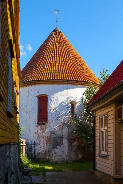 パルヌ、エストニアの旧市街の中庭でタワーの白い古い — ストック写真