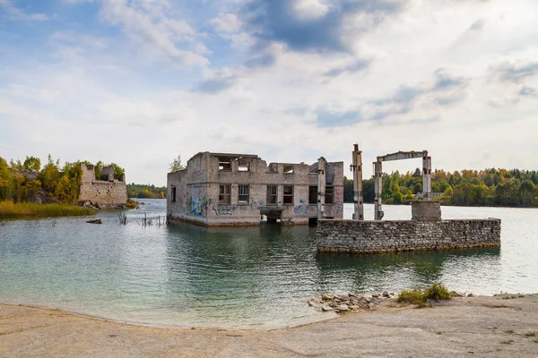 Colinas de areia de pedreira com um lago e prisão abandonada em Rummu, Estónia — Fotografia de Stock