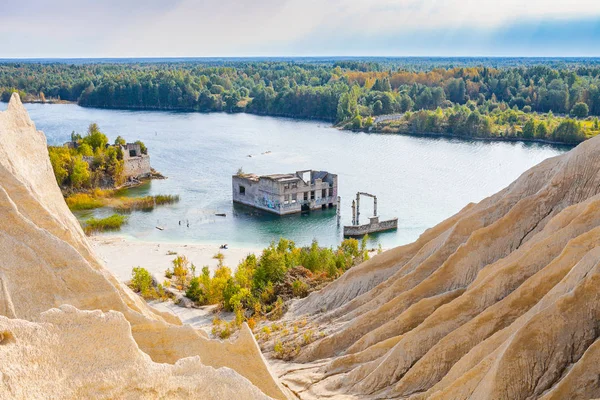 Colinas de arena de cantera con un estanque y prisión abandonada en Rummu, Estonia — Foto de Stock