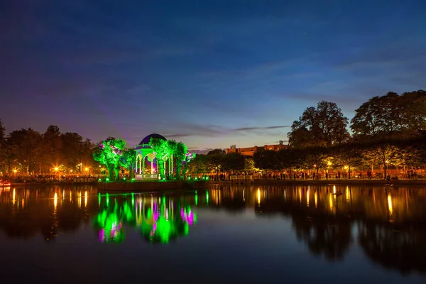 Festival af lys i byens park, dam med belyst rotunda. Tallinn, Estland - Stock-foto