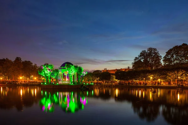 Festival af lys i byens park, dam med belyst rotunda. Tallinn, Estland - Stock-foto