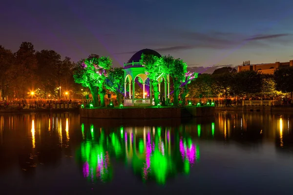 Festival af lys i byens park, dam med belyst rotunda. Tallinn, Estland - Stock-foto