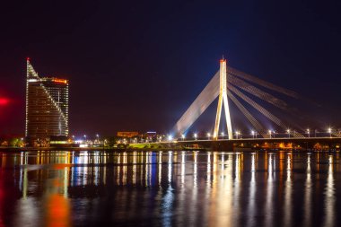 Riga, Letonya - 08 2016 görünümü binaların iş Letonya Riga'da Daugava Nehri ile geceleri olabilir.