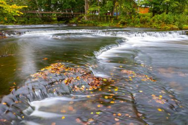 Küçük şelale cascades Estonya Nehri üzerinde