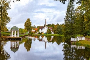 Gölet rotunda, beyaz Köprüsü ve yaz yeşil park, Palmse, Estonya ev görünümünü