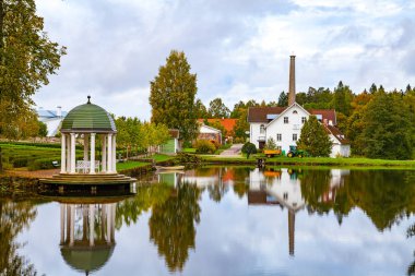 Gölet rotunda, beyaz Köprüsü ve yaz yeşil park, Palmse, Estonya ev görünümünü