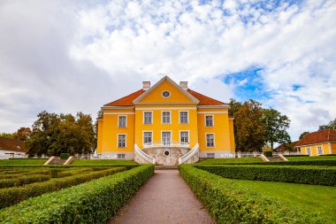 Palmse, Estonya - 22 Eylül 2015. Güzel ve zengin Palmse Manor Estonya, turistler için popüler hedef önden görünümü