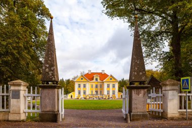 Palmse, Estonya - 20 Ekim 2015. Güzel ve zengin Palmse Manor Estonya Gates ve ön görünümü
