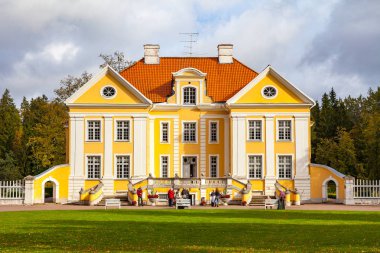 Palmse, Estonya - 22 Eylül 2015. Güzel ve zengin Palmse Manor Estonya yürüyüş turist