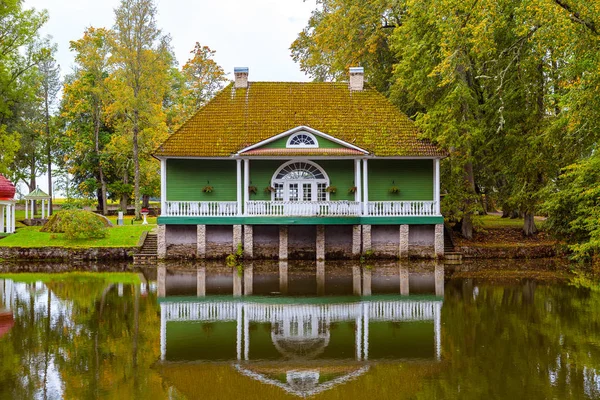 水の反射の池と緑の木造のビュー. — ストック写真