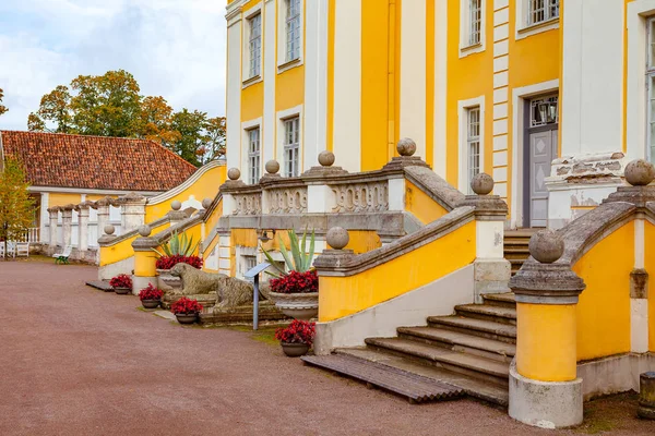 Palmse, Estonsko - 22 září 2015. Krásné schody před bohaté Palmse Manor v Estonsku, oblíbenou destinací pro turisty — Stock fotografie