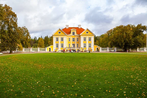 PALMSE, ESTONIA - 22 SEP 2015. Vista frontal de la hermosa y rica Palmse Manor en Estonia, destino popular para los turistas —  Fotos de Stock
