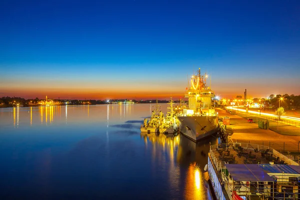 Riga, Lettland 08 Mai 2016 - großes Schiff in der Nähe der Altstadt von Riga — Stockfoto