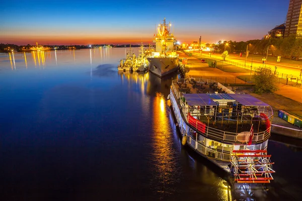 RIGA, LATVIA 08 MAY 2016 - Большой корабль, остановившийся недалеко от старого города Риги — стоковое фото