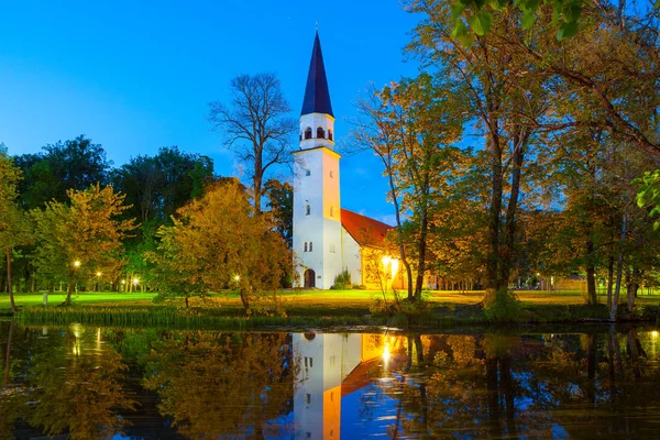 Éjszakánként \cview az evangélikus egyház Szent Berthold 1225 év építési. Sigulda, Lettország. — Stock Fotó