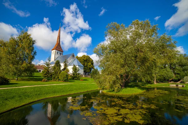 St. Szentháromság-templom Rakvere, Észtország. Zöld nyári idő — Stock Fotó