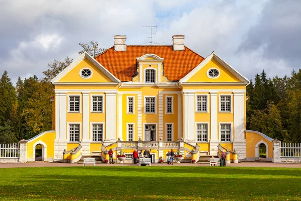PALMSE, ESTONIA - 22 SEP 2015. Tourists walking in beautiful and rich Palmse Manor in Estonia — Stock Photo, Image