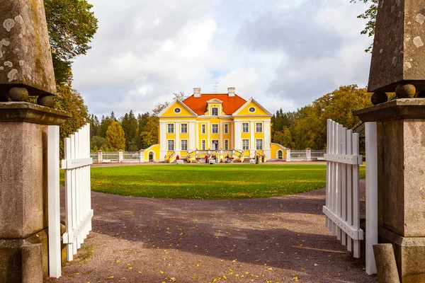 Gates a přední pohled na krásné a bohaté Palmse Manor v Estonsku — Stock fotografie