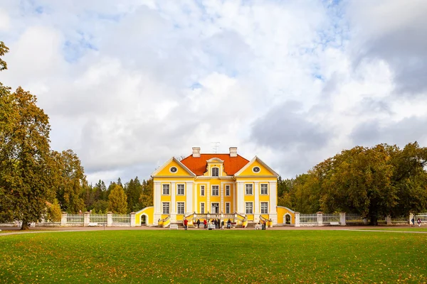 Palmse, Estonsko - 22 září 2015. Čelní pohled krásné a bohaté Palmse Manor v Estonsku, oblíbenou destinací pro turisty — Stock fotografie