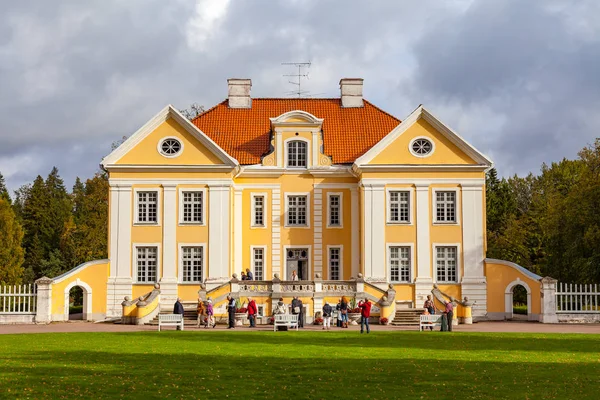 Palmse, Estonsko - 22 září 2015. Turistů chůzi v krásné a bohaté Palmse Manor v Estonsku — Stock fotografie