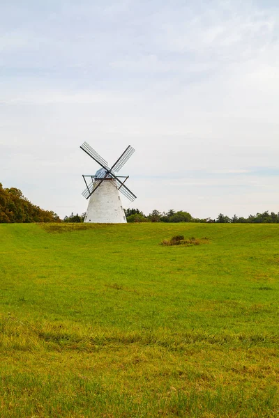 Ancien moulin à vent blanc traditionnel sur champ vert — Photo