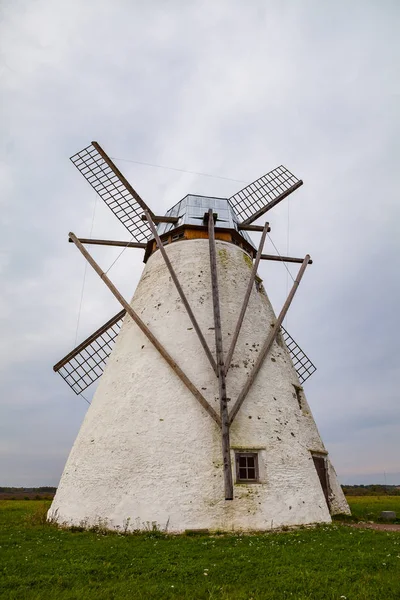 传统古老的白色风车在绿色的田野 — 图库照片