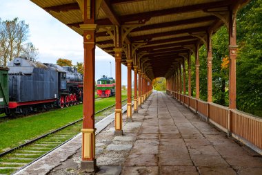 Haapsalu, Estonya eski vintage tren istasyonu platformu