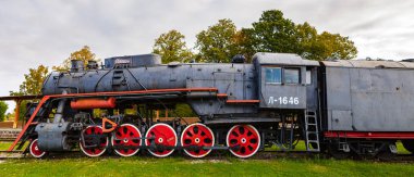 Haapsalu, Estonya - 01 Okt 2016. Haapsalu tren istasyonunda Retro Buhar cocomotive