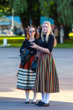 Tallinn, Estonya - 04 Temmuz 2014. Modern genç Estonya kızlar geleneksel kostümleri - Çizgili etek