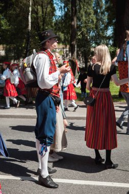 Tallinn, Estonya - 04 Temmuz 2014: Ulusal Estonya kişiler kostümleri Estonya şarkı ve dans festivali tören alayı için hazırlanıyor