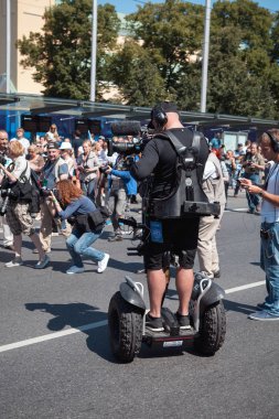 Tallinn, Estonya - 04 Temmuz 2014: bir Segway kullanarak töreni raporlama çekim videoları çekiyor