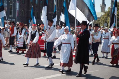 Tallinn, Estonya - 04 Temmuz 2014: insanlar Estonya şarkı ve dans festivali tören alayı gidiş Estonya kostümleri