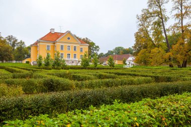 Güzel ve zengin Palmse Manor Estonya. Park manor önünde yeşil çalılar.