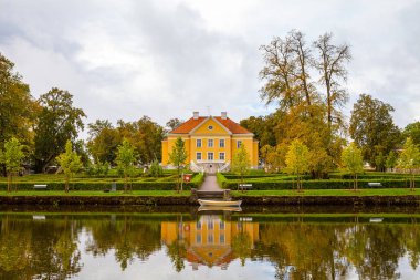 Güzel ve zengin Palmse Manor Estonya. Park manor önünde yeşil çalılar.