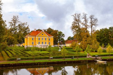 Panoramik manor gölet, rontunda brifge ve güzel park, Palmse, Estonya