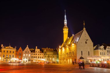 Tallinn, Estonya - 10 Okt 2015. Belediye Binası ve gece, Raekoja yürüyüş ve insanlar tadını Meydanı