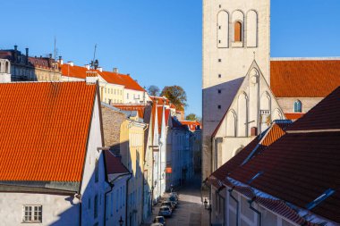 Kırmızı çatılar eski Tallinn ve St. Nicholas Kilisesi Niguliste güneşli yaz gün