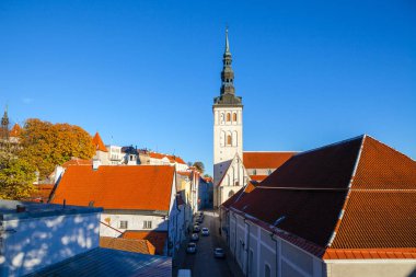 Kırmızı çatılar eski Tallinn ve St. Nicholas Kilisesi Niguliste güneşli yaz gün