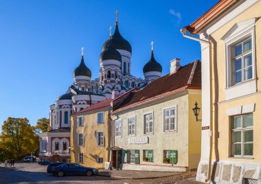 Tallinn, Estonya - 24 Okt 2015. Alexander Nevsky Cathedral, sokak görünümü