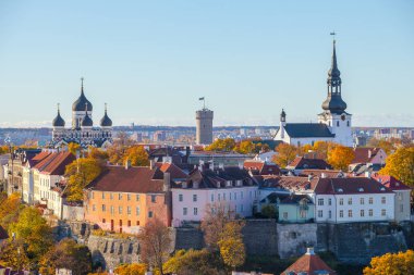 Toompea hill Kulesi Pikk Hermann ve Rus Ortodoks Alexander Nevsky Katedrali ve Dome Kilisesi, görüntülemek kule St Olaf kiliseden, Tallinn, Estonya