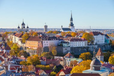Eski şehir ve Kulesi Pikk Hermann Toompea hill ve Rus Ortodoks Alexander Nevsky Cathedral ve Dome Kilisesi, görüntülemek kule St Olaf kiliseden, Tallinn, Estonya