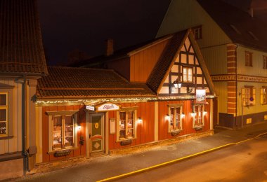 Parnu, Estonya, 13 Ekim 2015. Peri masalı kırmızı ahşap resaurant bina ile şenlikli aydınlatma