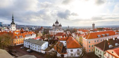 Rus Ortodoks Alexander Nevsky Katedrali, Niguliste Kilisesi ve Pikk Herman Toompea tepenin kule, panoramik Dome Kilisesi, Tallinn, Estonya