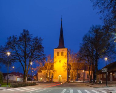 Gece Lutheran Kilisesi Paide, Estonya aydınlatılmış. Klasik Baltık Kirche