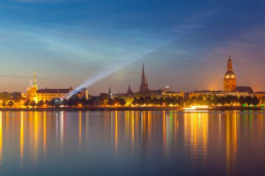 Riga, Letonya - 23 Haziran 2016. Muhteşem gece ışıklı eski şehir, Riga Daugava Nehri yansıması ile Panoraması. Bir yılda Ligo Festivali kısa gece